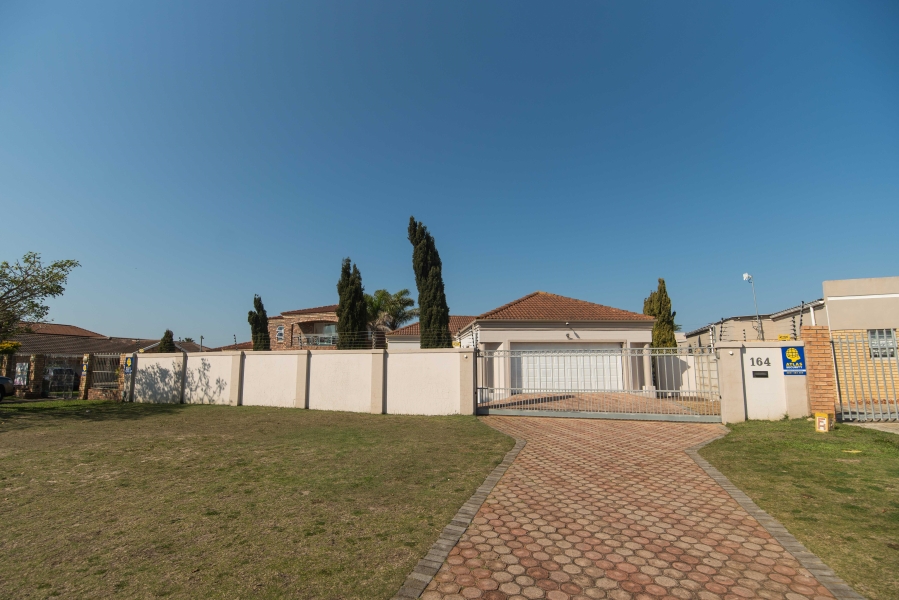 4 Bedroom Property for Sale in Summerstrand Eastern Cape